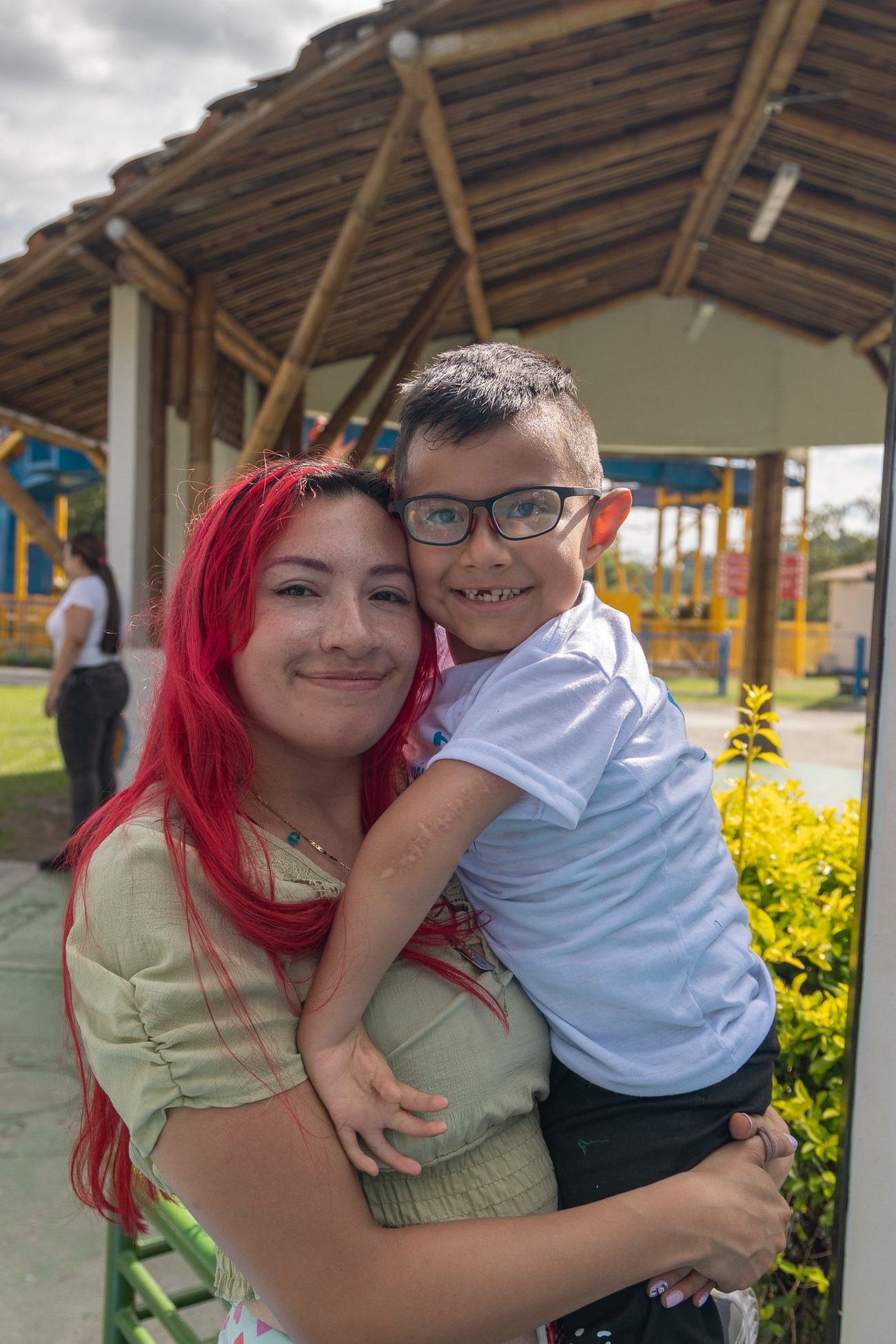 Una mamá abraza sonriente a su hijo en el Parque del Café, en la Navidad de 2025