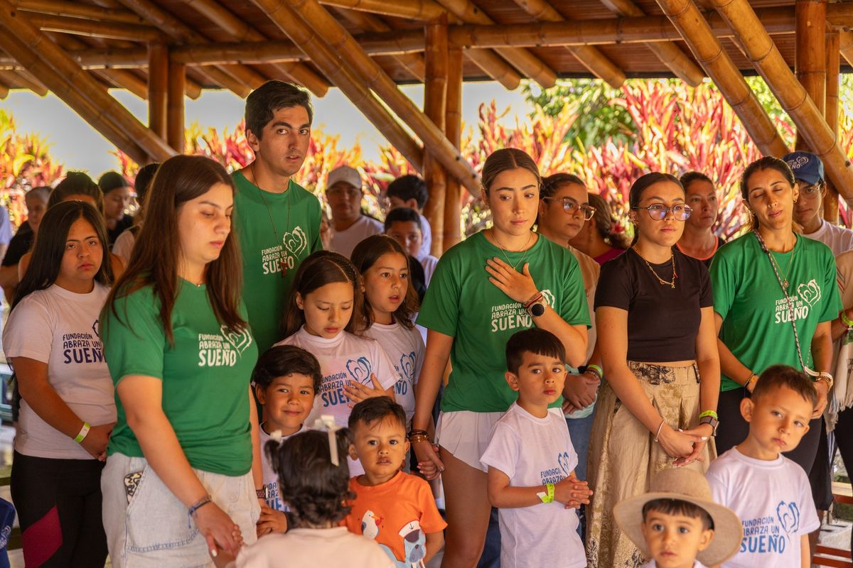 Familias y voluntarios reunidos en el hotel